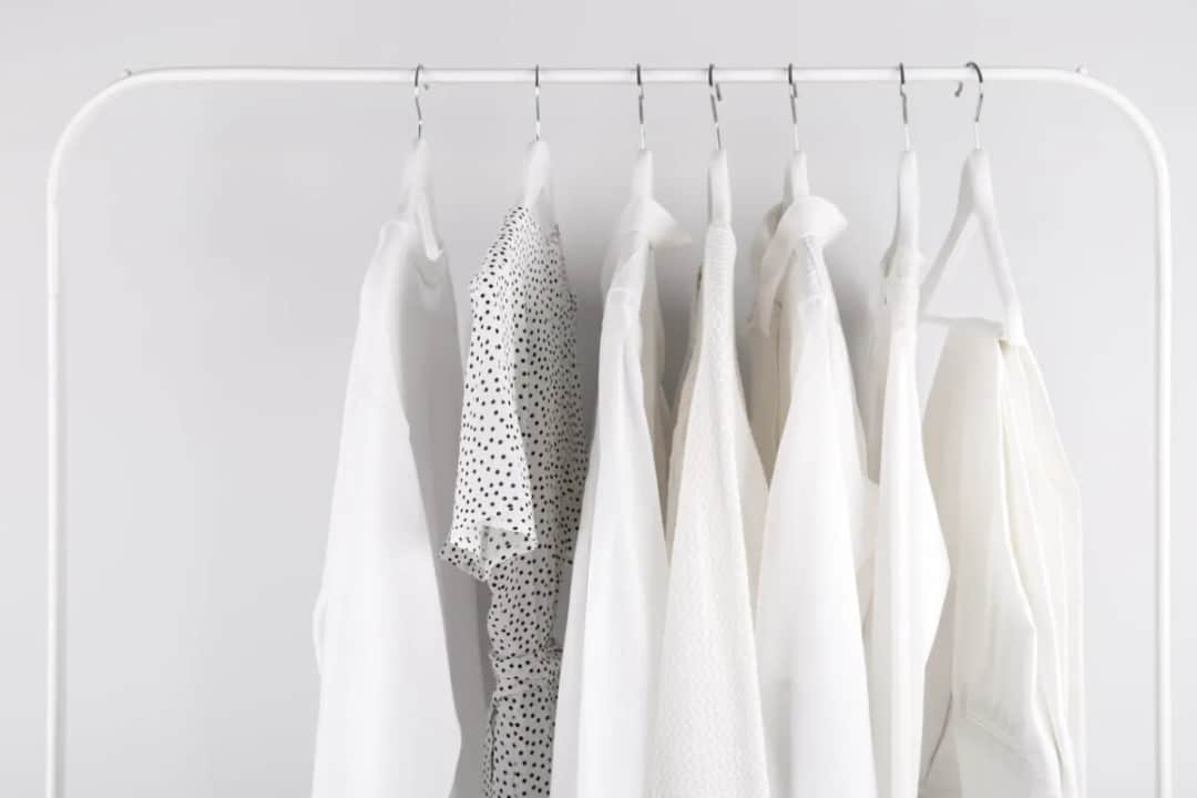 7 sprawdzonych sposobów na przywrócenie bieli ubraniom - skuteczne metody