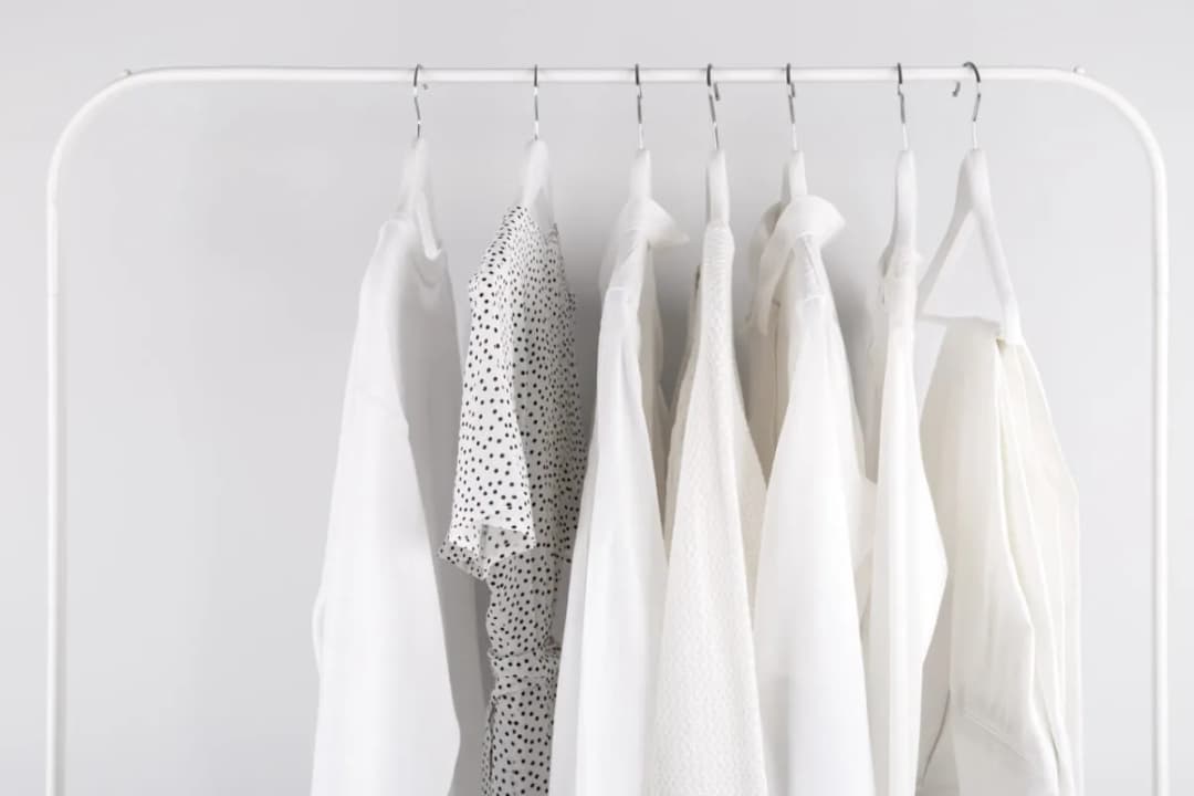 7 sprawdzonych sposobów na przywrócenie bieli ubraniom - skuteczne metody