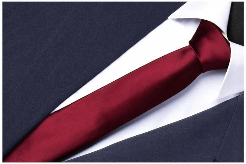 Jaki krawat do bordowego garnituru - kompletny poradnik eleganckich stylizacji