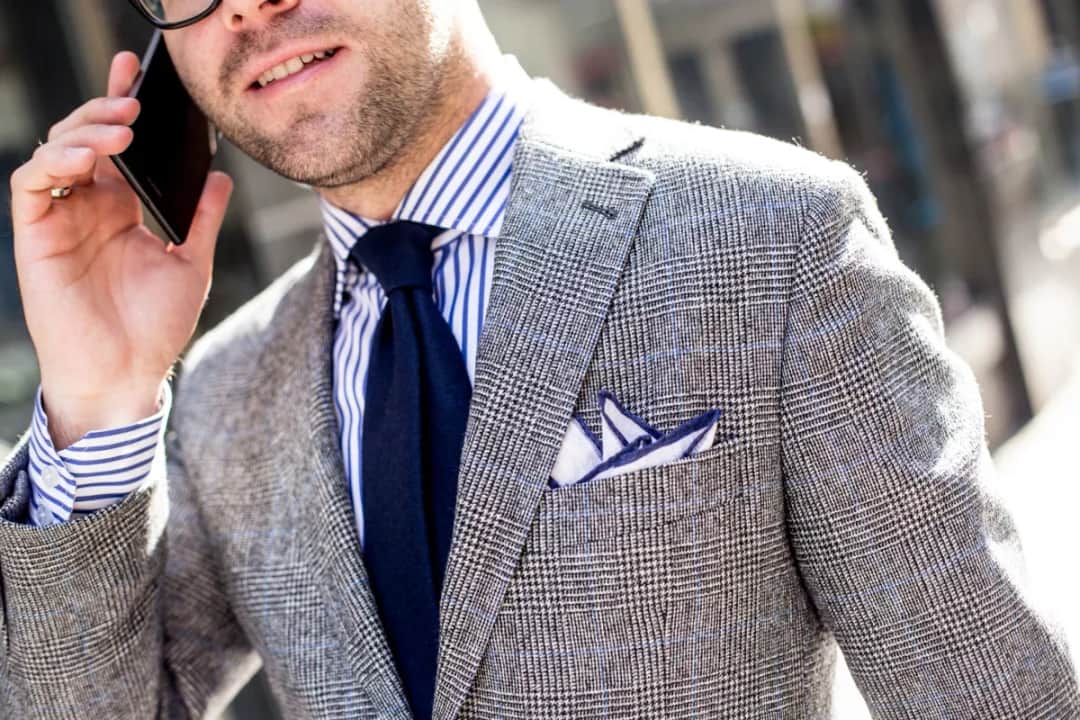 Jak dobrać poszetkę do krawata i wyglądać jak profesjonalista - kompletny poradnik