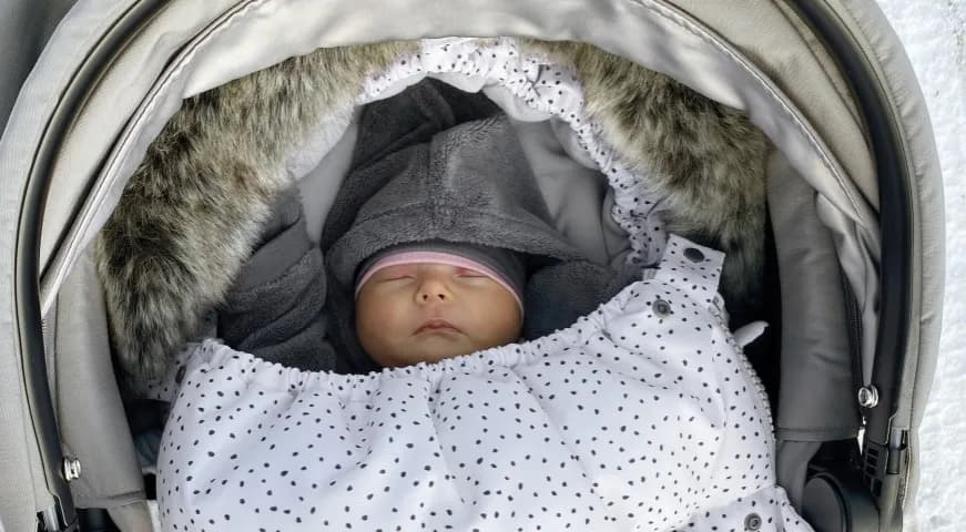 W co ubrać noworodka na każdą porę roku - kompletne porady dla rodziców