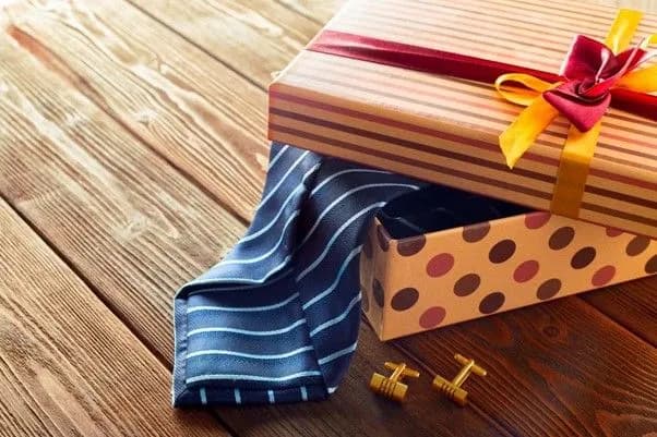 Jak zapakować krawat na prezent? Kreatywne pomysły i instrukcje