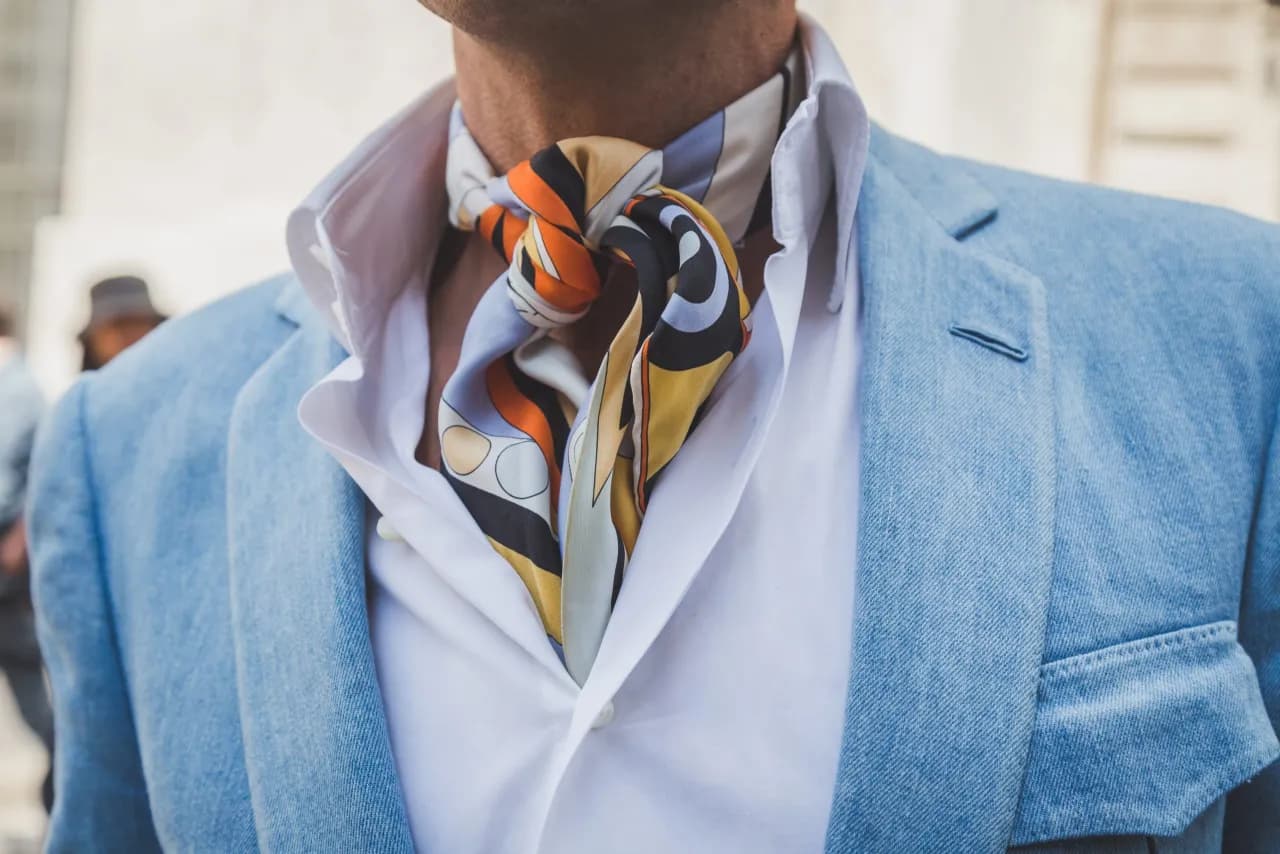Jak nosić krawat bolo elegancko: praktyczne porady i najlepsze stylizacje