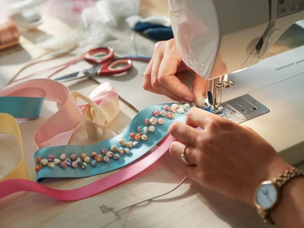 Jak zrobić krawat ze wstążki: prosty sposób na elegancki dodatek