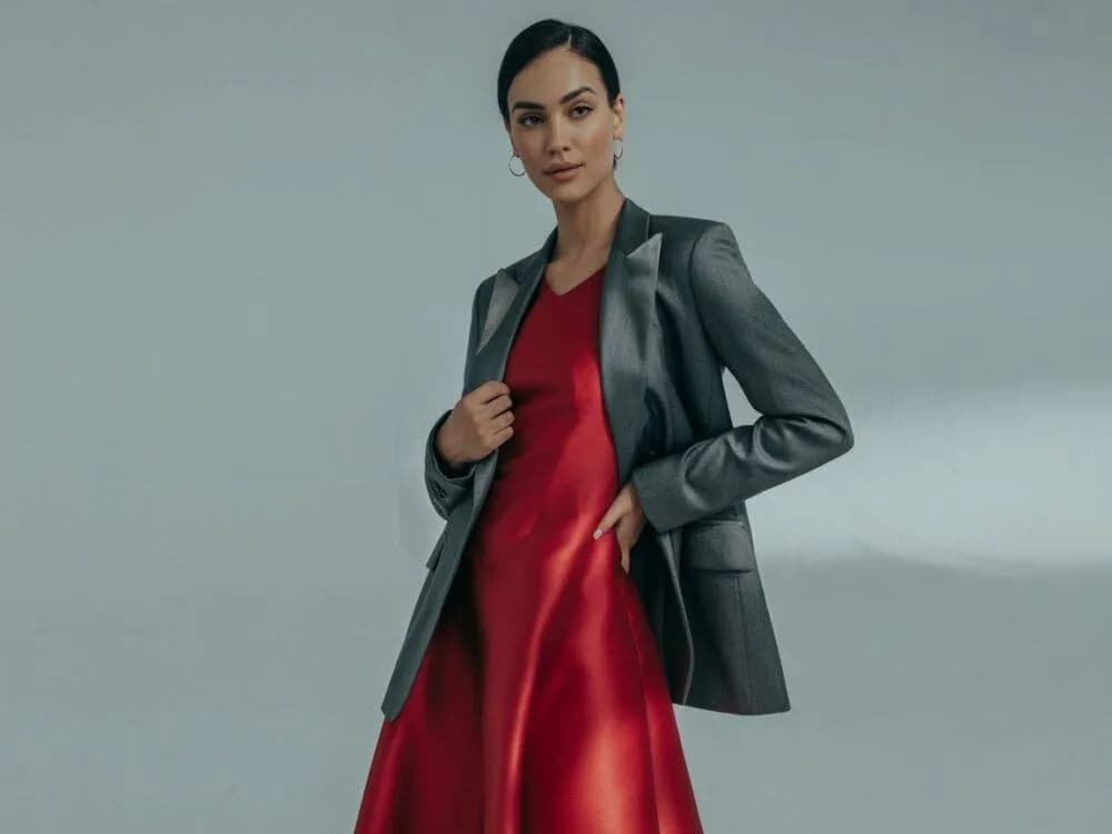 Co ubrać do czerwonej sukienki, aby zawsze wyglądać stylowo?