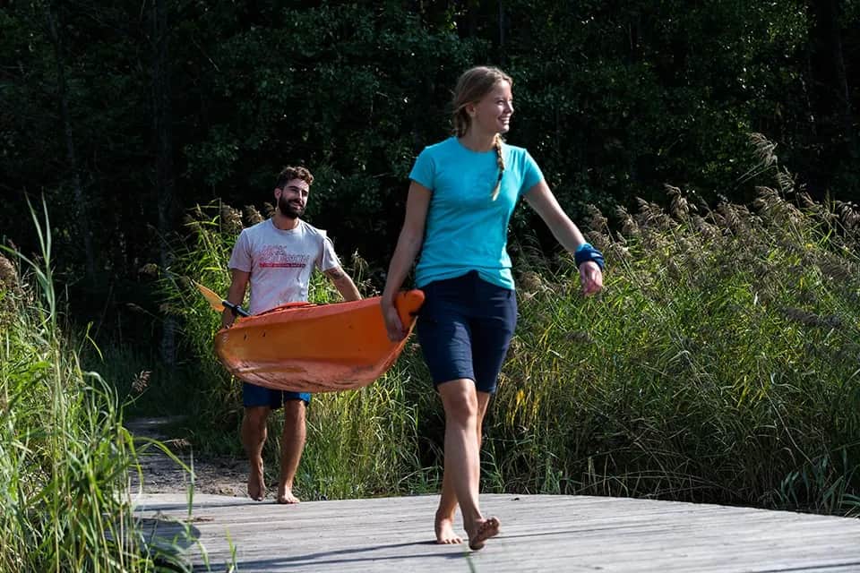 W co się ubrać na kajaki: poradnik bezpiecznego i wygodnego spływu