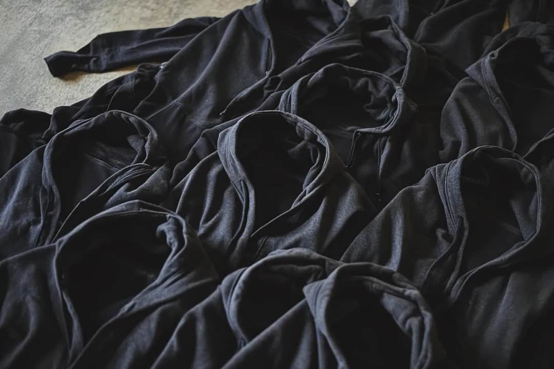 Proste sposoby, by czarne ubrania nie obłaziły - skuteczna pielęgnacja