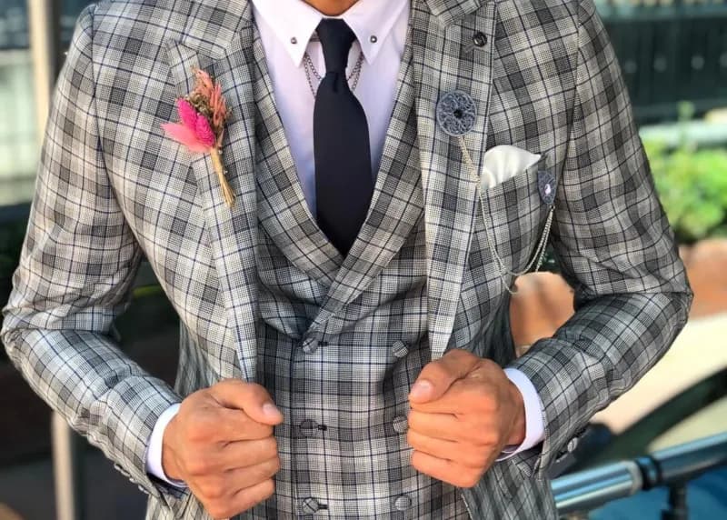 Jakie krawaty do marynarki w kratę, aby uniknąć modowych wpadek?