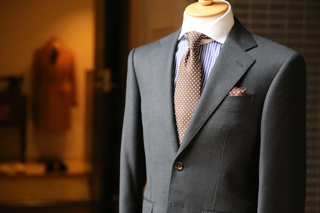 Jak wybrać idealny krawat na sylwestra? Praktyczny poradnik elegancji