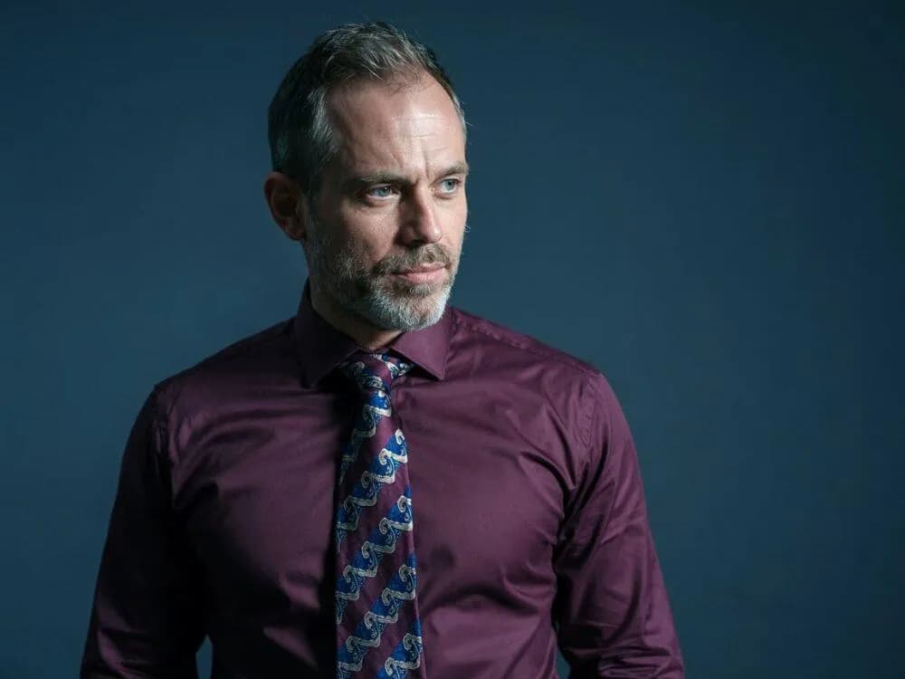 5 najlepszych kolorów krawata do bordowej koszuli - poradnik stylisty