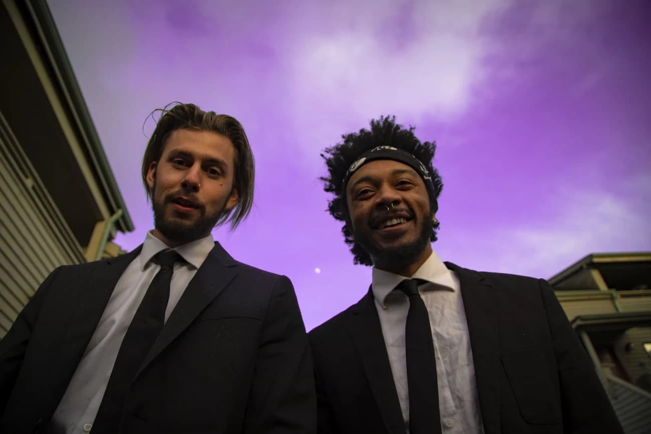 Marynarka bordowa - dodajaje charakteru każdej eleganckiej stylizacji.