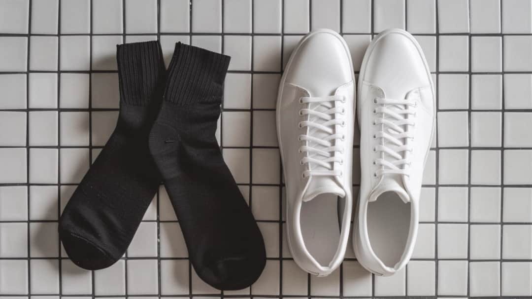 Jak dobrać czarne skarpety do białych butów? Zasady modowej elegancji.