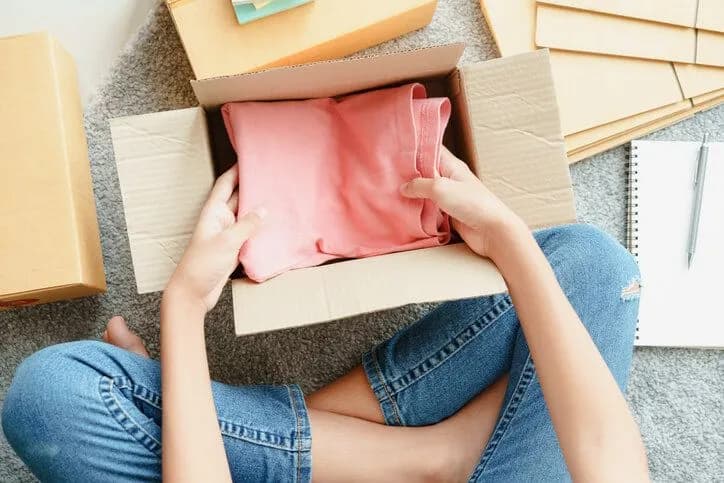 Profesjonalne pakowanie ubrań na Vinted: 5 sposobów na bezpieczną wysyłkę
