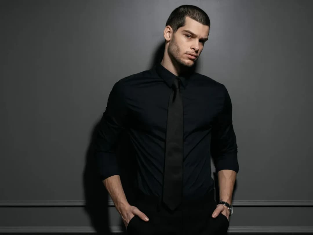 Jakie krawaty do czarnej koszuli wybrać - poznaj opinie i porady ekspertów