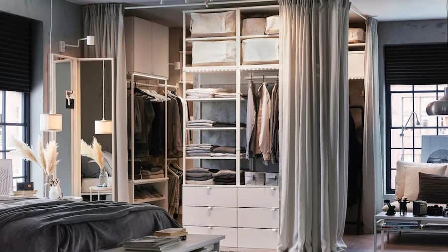 Jak urządzić męską garderobę w domu - praktyczne porady i inspiracje