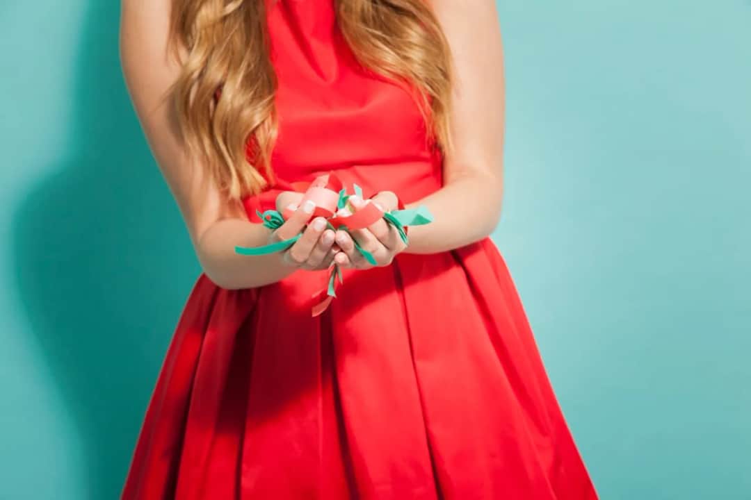 Czerwona sukienka na każdą okazję – jak wybrać idealny krój?