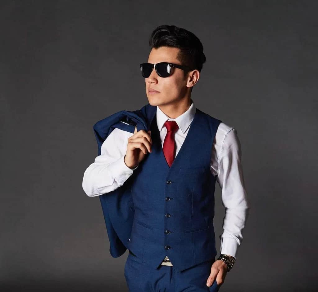 Najlepsze kolory krawata do niebieskiego garnituru - sprawdzone porady