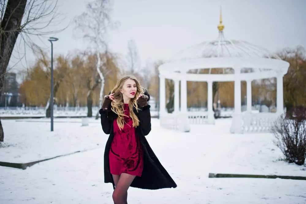 Co ubrać na wesele zimą: najlepsze stylizacje dla gości i dodatki