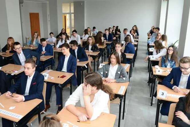 Co ubrać na egzamin ósmoklasisty - kompletny poradnik eleganckich stylizacji