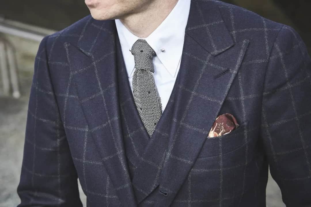 Jaką koszulę dobrać do srebrnego krawata: 5 sprawdzonych stylizacji