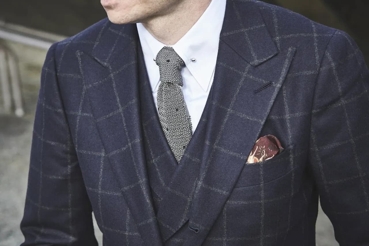 Jaką koszulę dobrać do srebrnego krawata: 5 sprawdzonych stylizacji