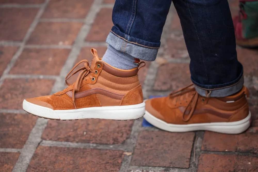 Podwijanie nogawek jeansów - Stylowy trick na modny look!