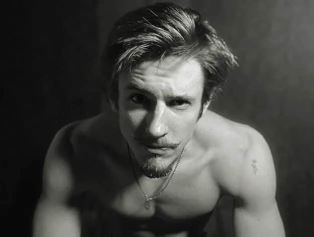 Jakie jest zastosowanie glinki do włosów męskich?