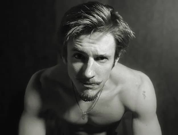 Jakie jest zastosowanie glinki do włosów męskich?