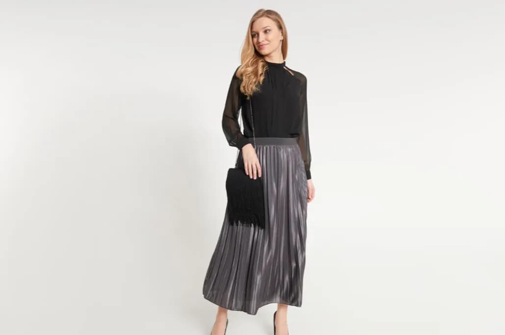 Jak stylowo ubrać się do plisowanej spódnicy: porady i inspiracje modowe